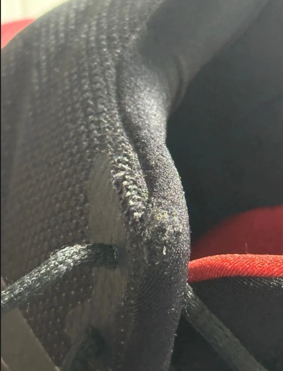 Par de zapatillas Adidas negras y rojas, zapatos para baloncesto Unisexe, deporte – photo 9